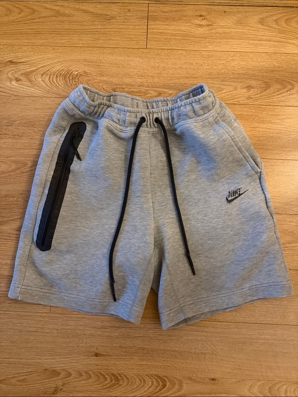 Nike Tech Men’s Light Gray Athletic Drawstring Shorts with Black Accents- small